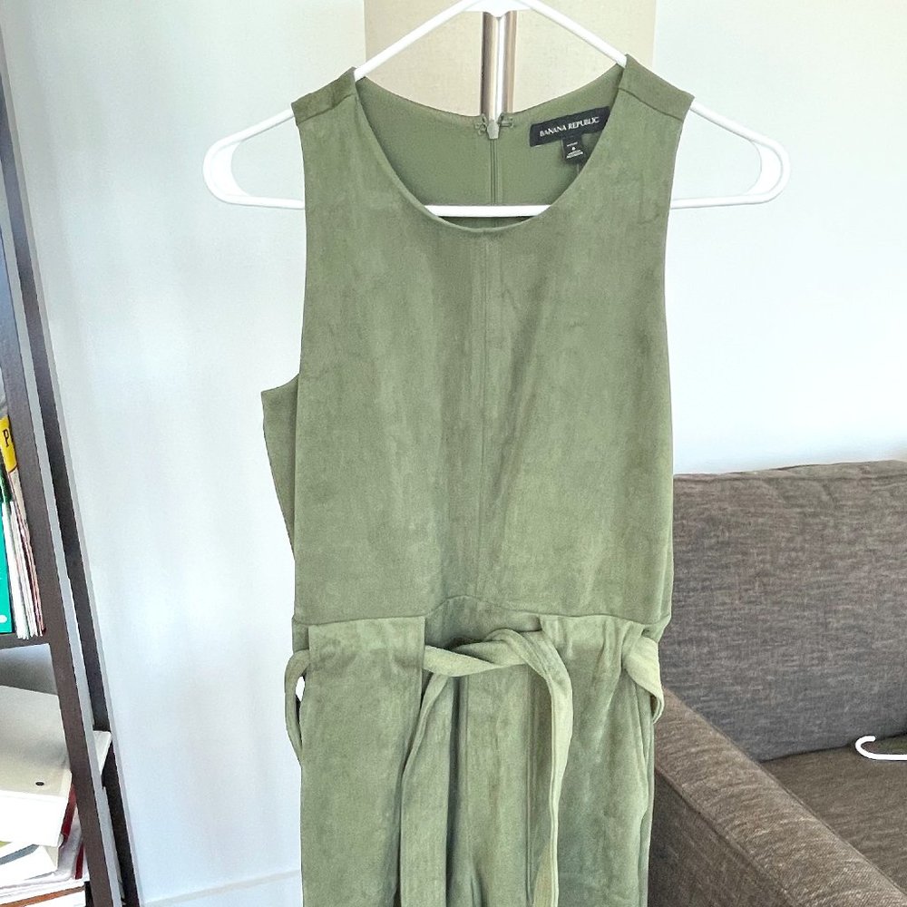 Banana republic size 6P forest green velour romper, never worn!